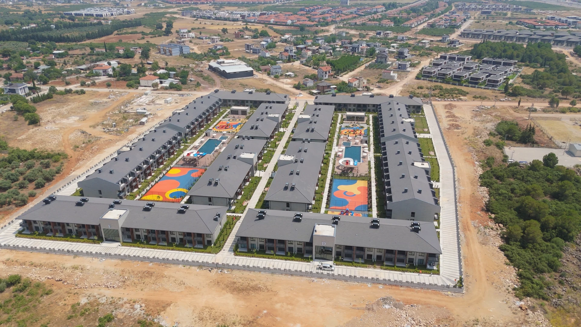 Havadan görünüm – spor alanları ve havuz